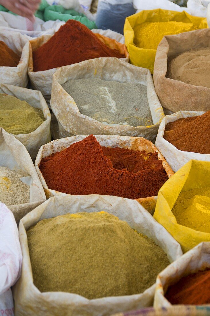 Verschiedene Gewürze in Säcken auf einem Markt in Essaouira