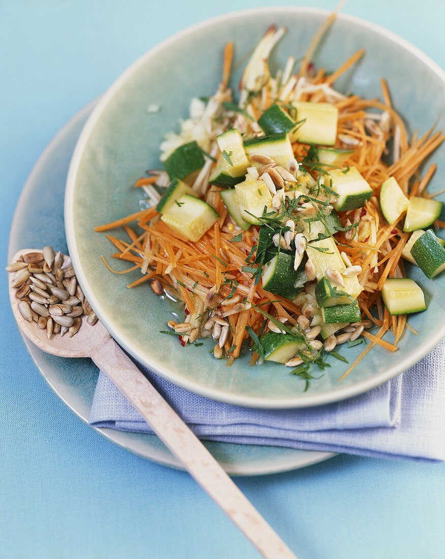 Karotten-Zucchinisalat mit Apfel und Sonnenblumenkernen