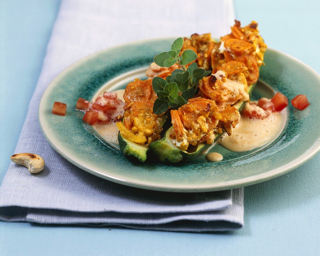 Zucchini gefüllt mit Karotten und Cashewnüssen