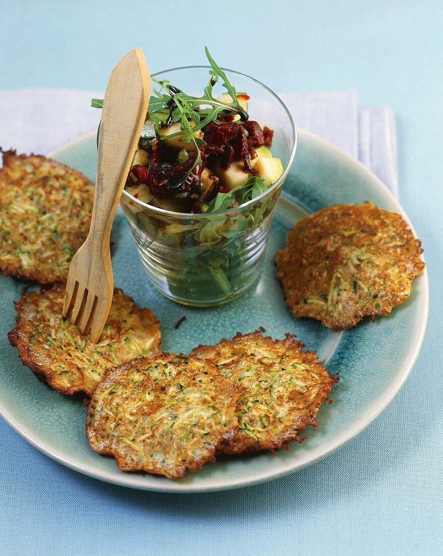 Zucchinipuffer mit Zucchini-Rucolasalat