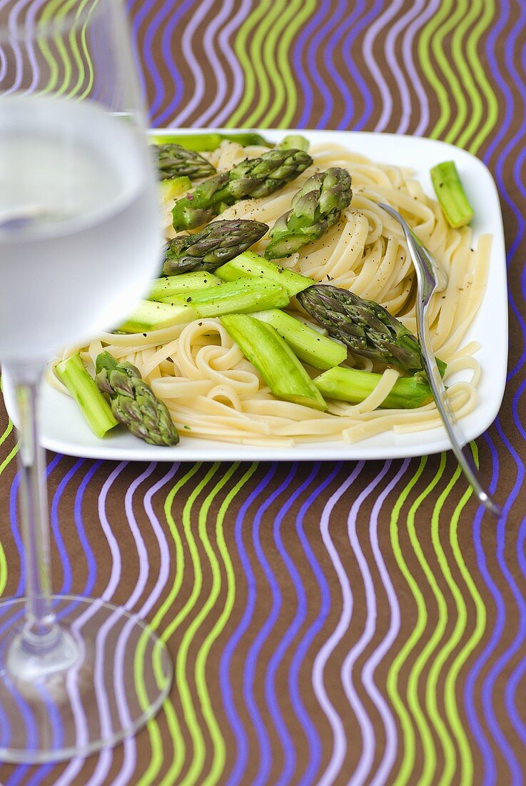 Tagliatelle with green asparagus and a glass of water