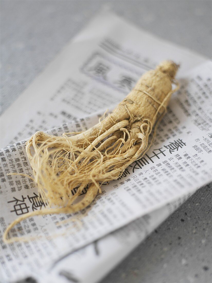 Ginsengwurzel auf einer chinesischen Zeitung