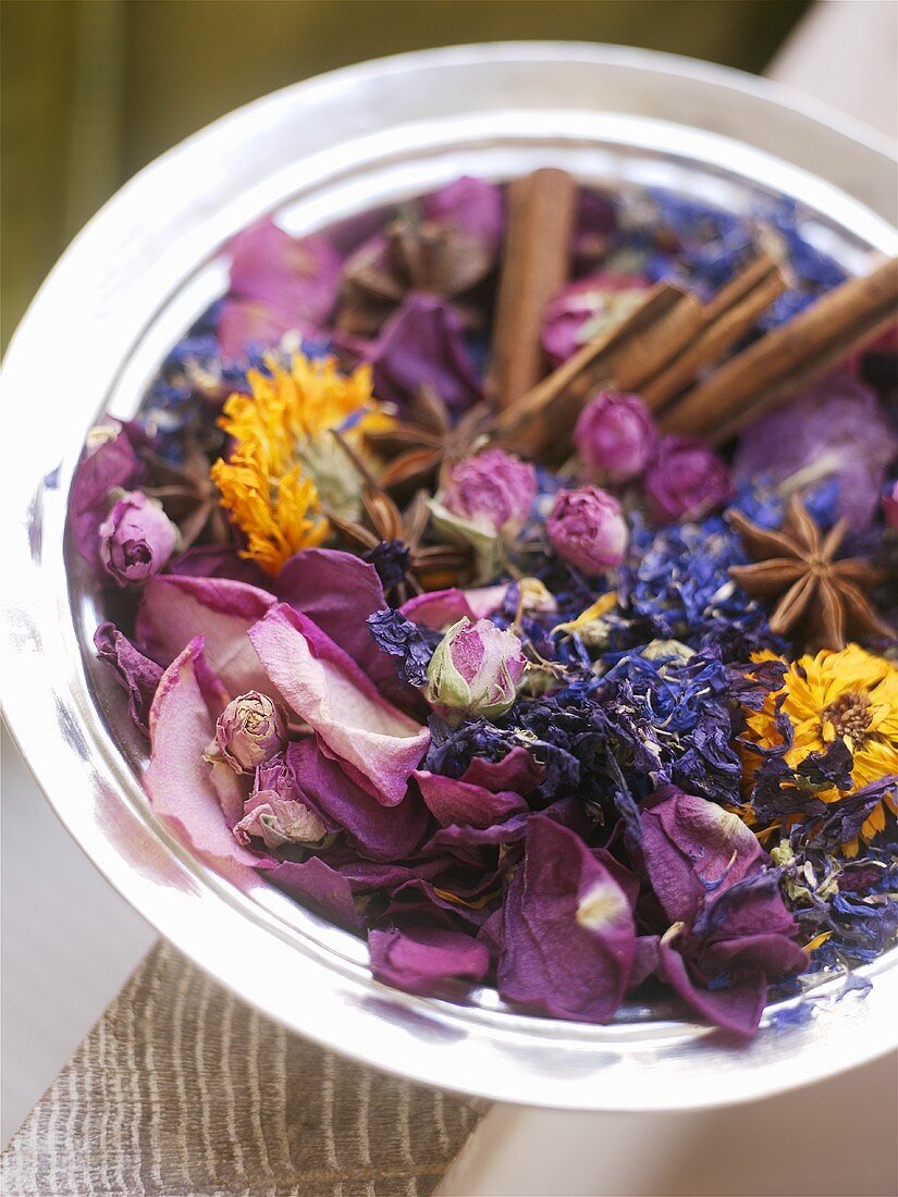 Pot-pourri of flowers and spices