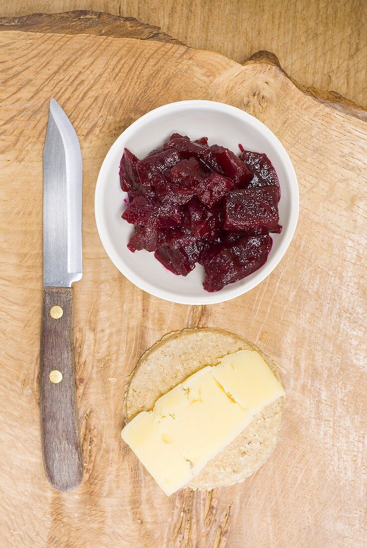 Rote-Bete-Apfelchutney mit Käse, Haferkeks und einem Messer