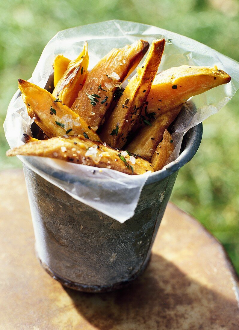 Süsskartoffel-Pommes mit Folie in einem Becher