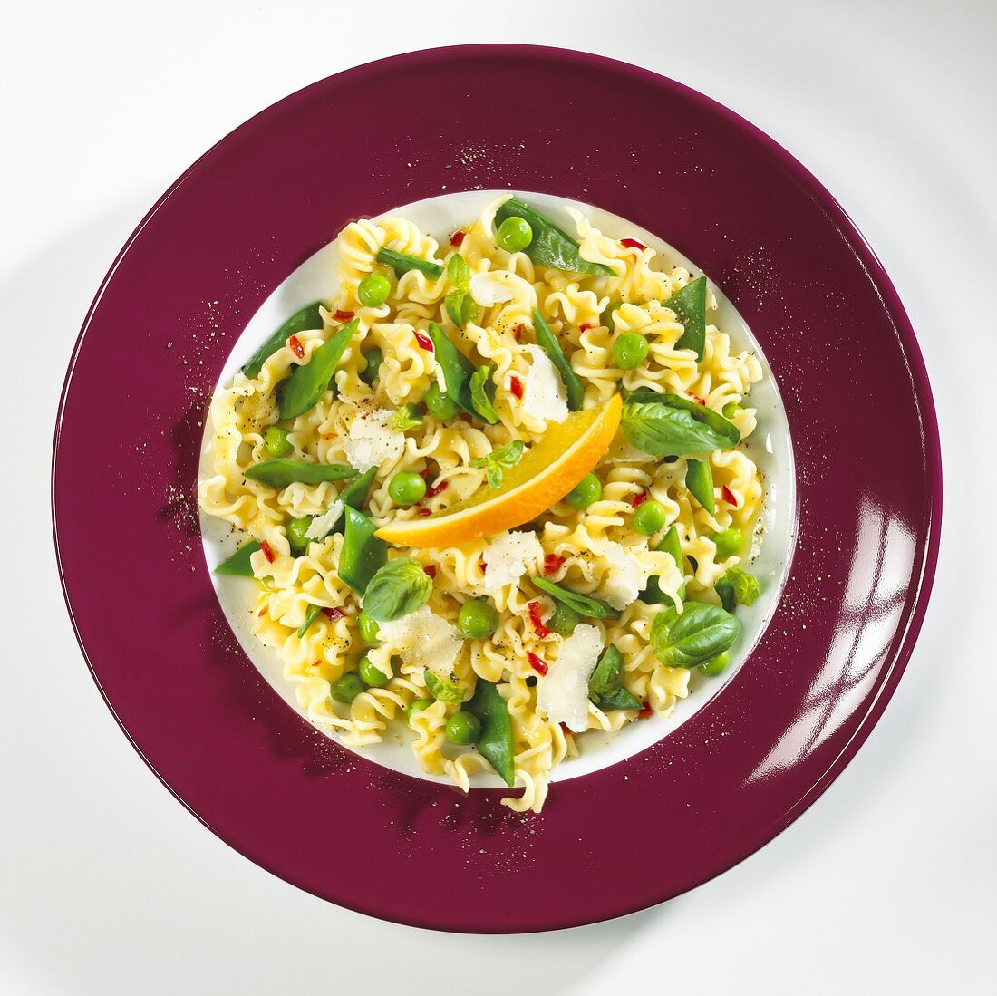 Pasta with peas, mangetout, basil and orange sauce