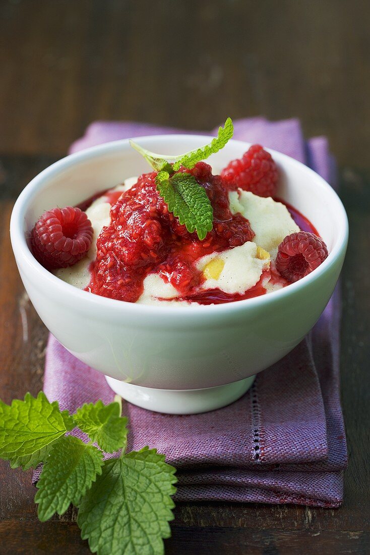 Vanille-Griessbrei mit heißen Himbeeren