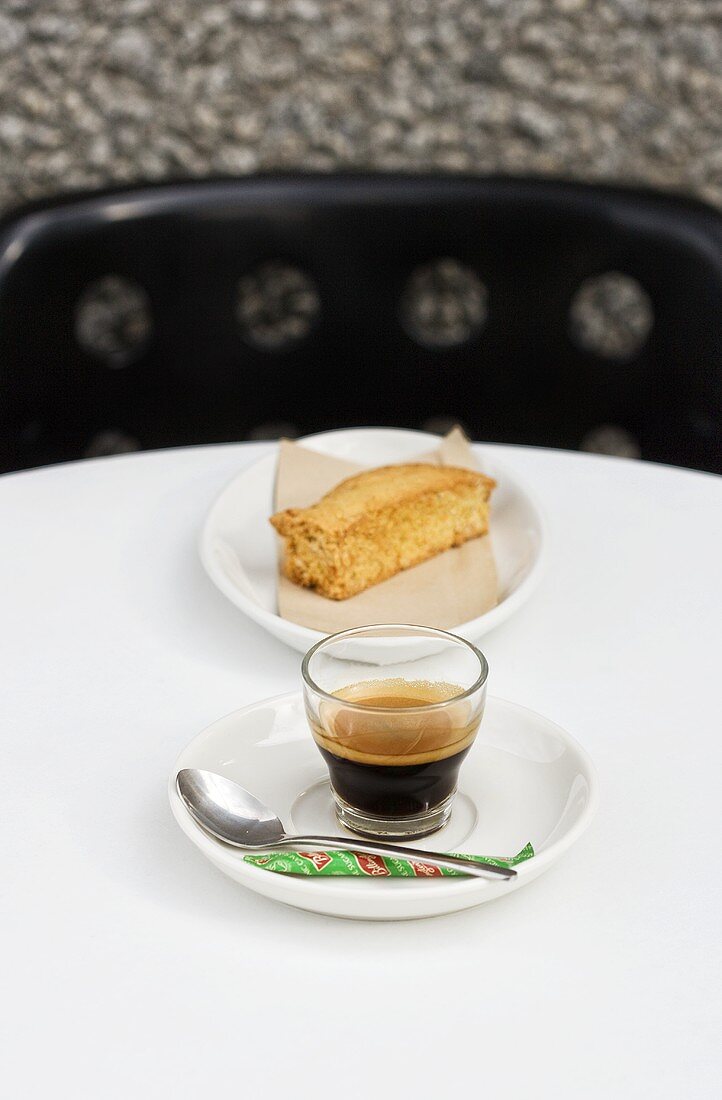 Espresso e biscotto (Espresso mit Keks, Italien)