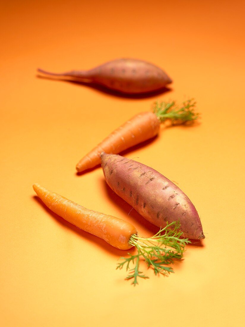 Orangefarbenes Gemüse: Süsskartoffeln und Karotten
