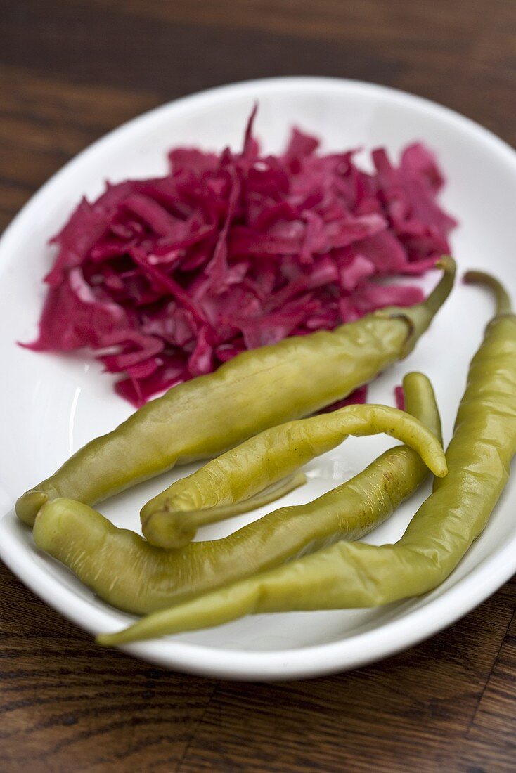 Eingelegte Peperoni und Rotkohl