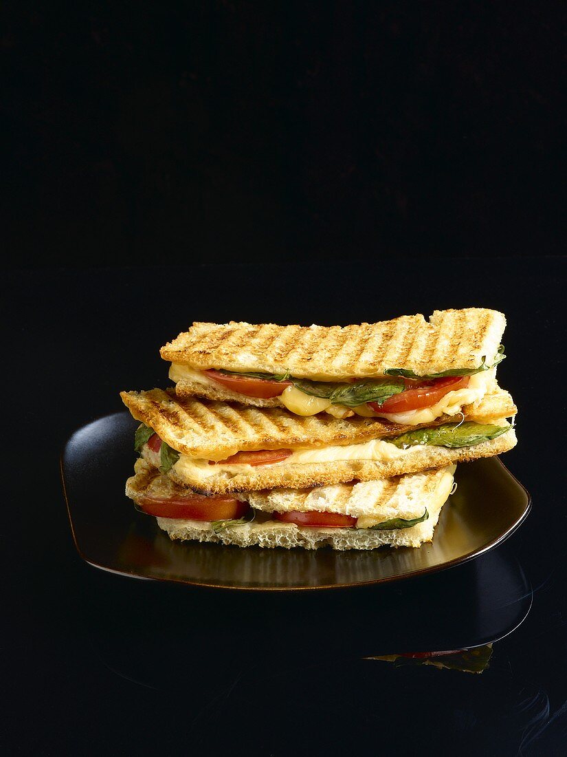 Toast-Sandwiches mit Tomaten, Mozzarella und Basilikum