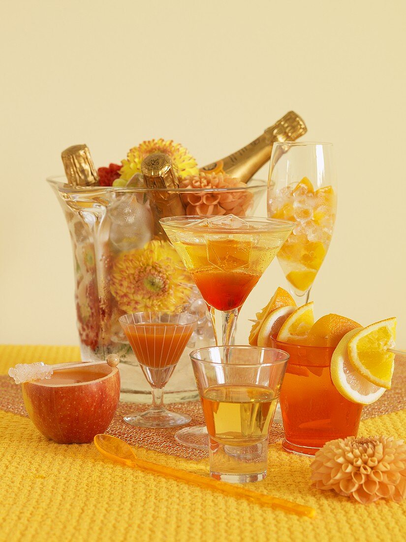 Verschiedene orangefarbene Cocktails und Getränke