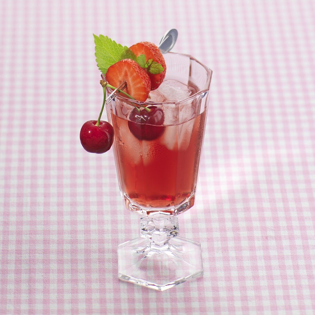 Ein Glas Früchtetee mit Eiswürfeln