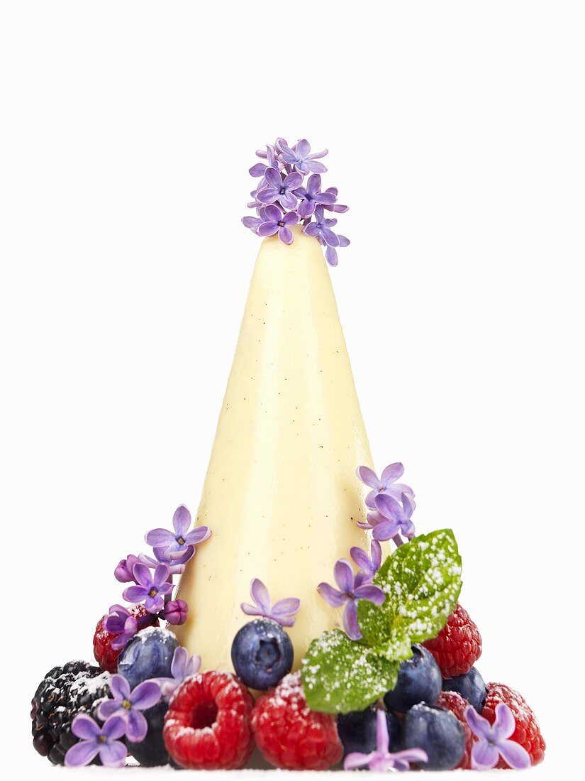 Panna Cotta-Hut mit frischen Beeren und Lavendelblüten