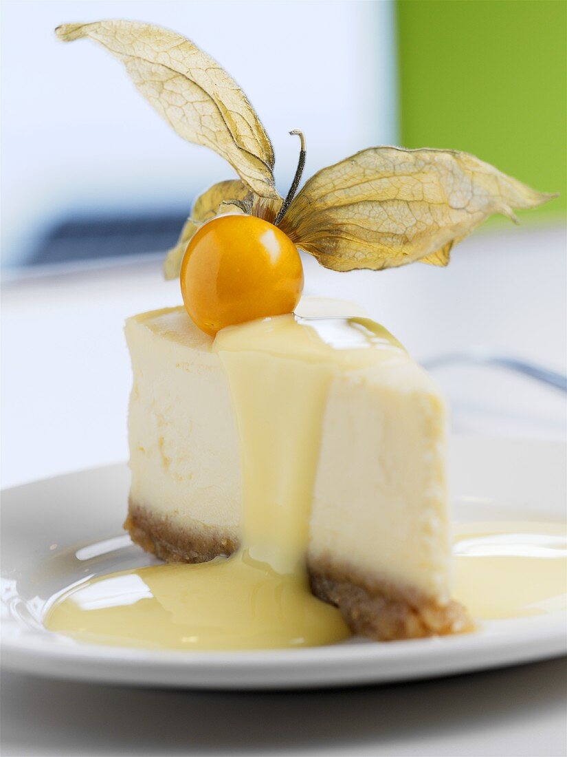 Ein Stück Cheesecake mit Vanillesauce