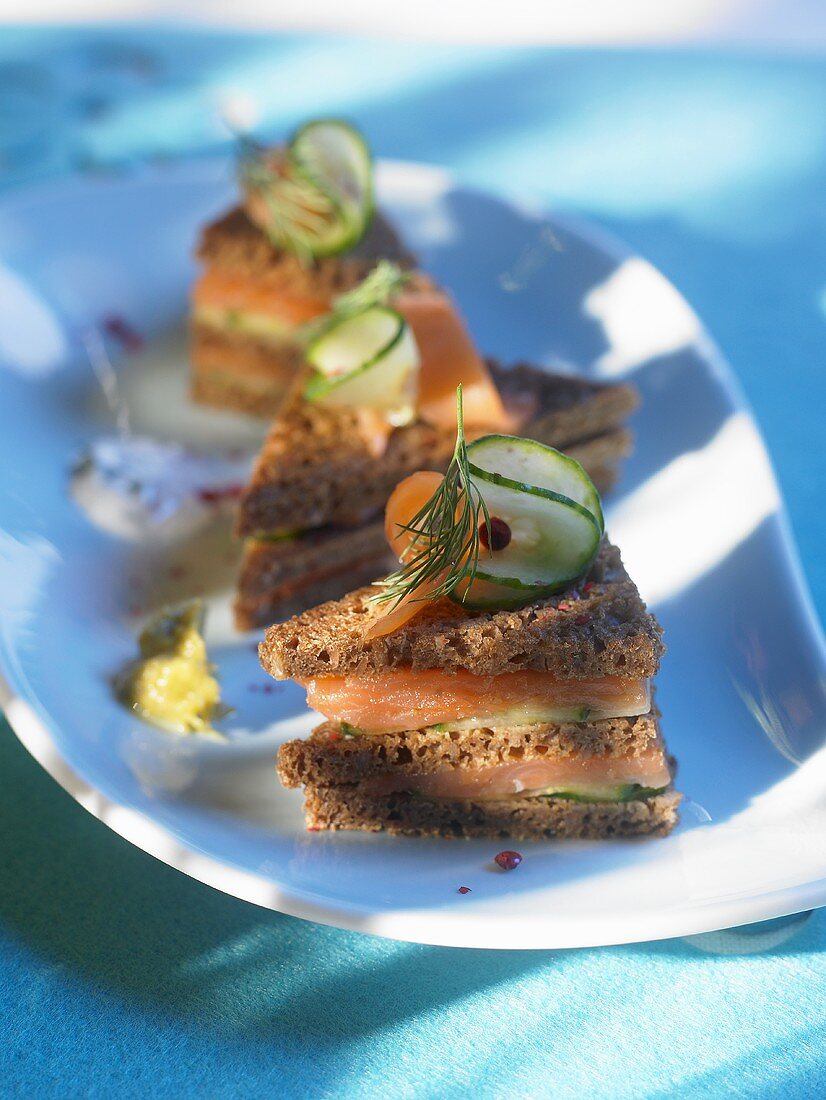 Vollkornbrot-Sandwiches mit Räucherlachs und Gurken