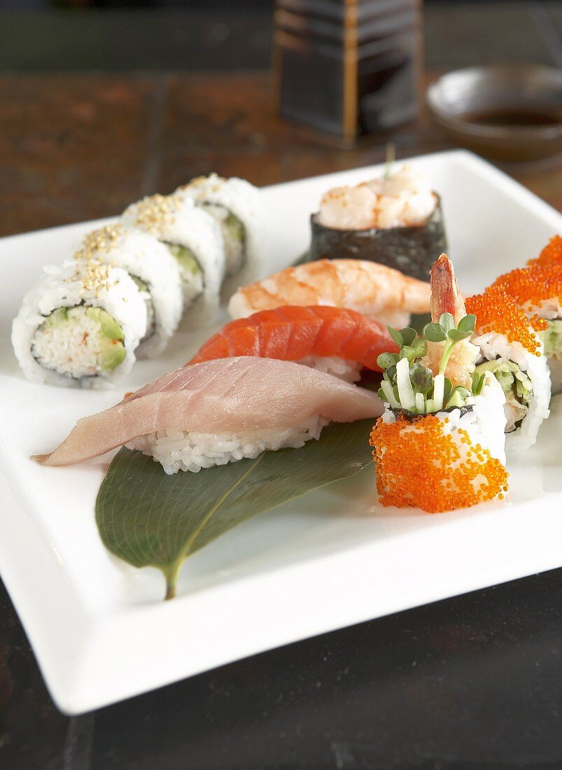 Verschiedene Sushi auf einer Platte