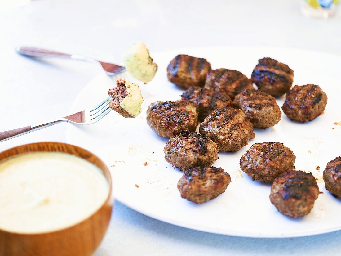 Gegrillte Frikadellen mit Joghurtdip