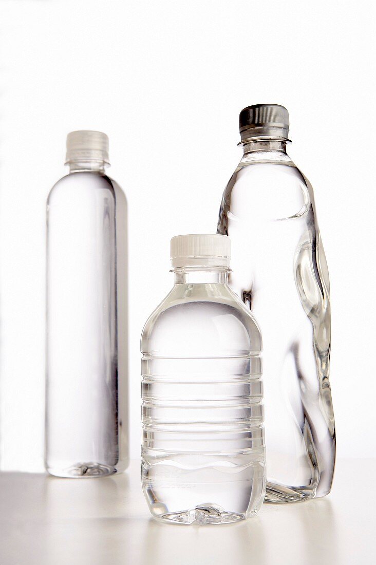Drei Plastik-Wasserflaschen