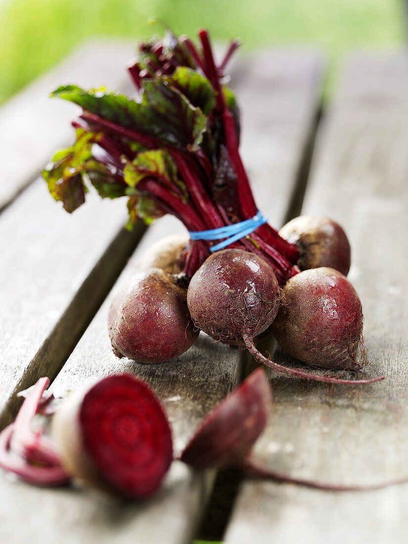 Halved beetroot, a bunch of beetroot in the background