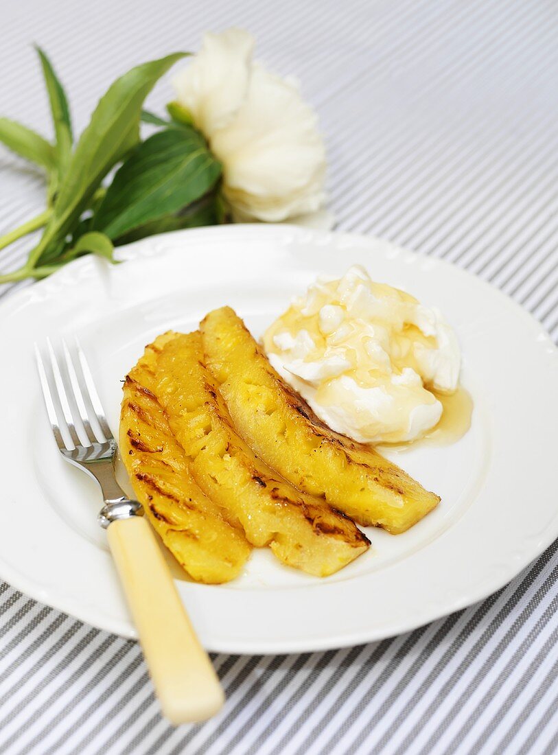Grilled pineapple with yoghurt and honey