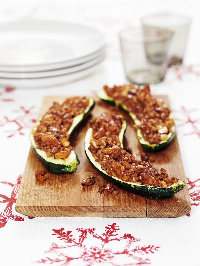 Zucchinihälften gefüllt mit Quorn