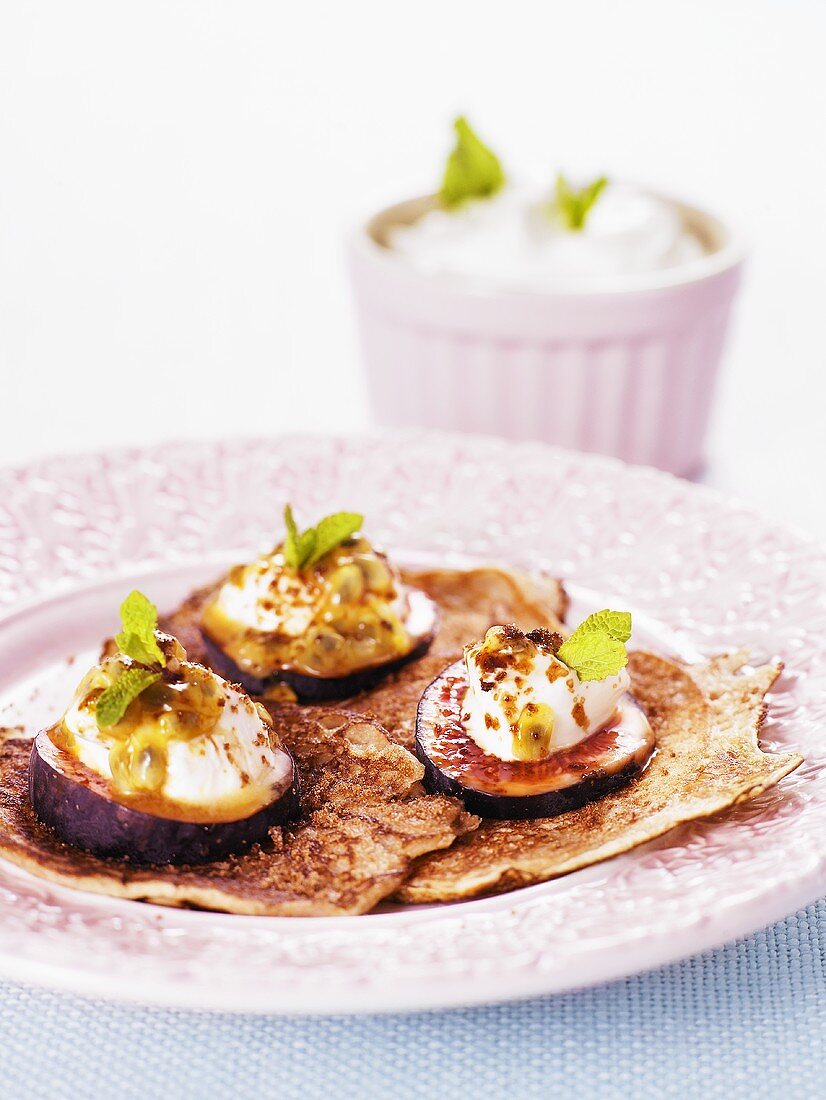 Mini-Pfannkuchen mit Feigen, Joghurt und Passionsfrucht