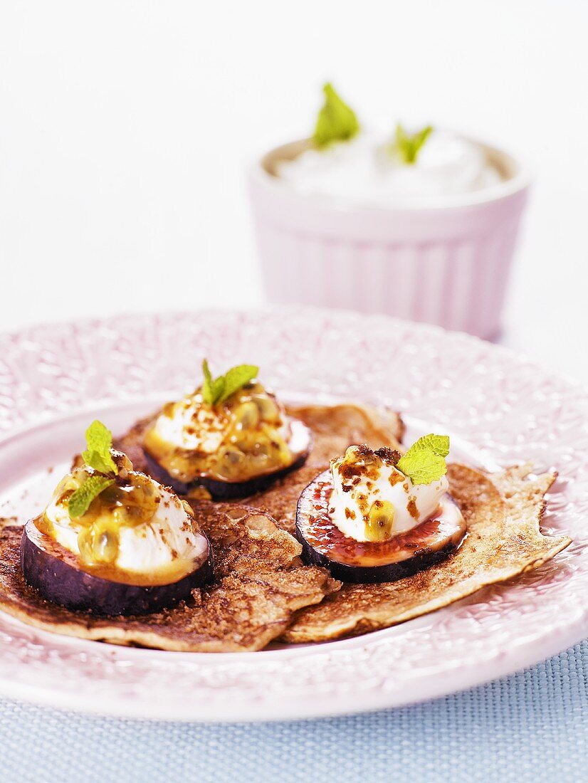 Small pancakes with figs, yoghurt and passion fruit