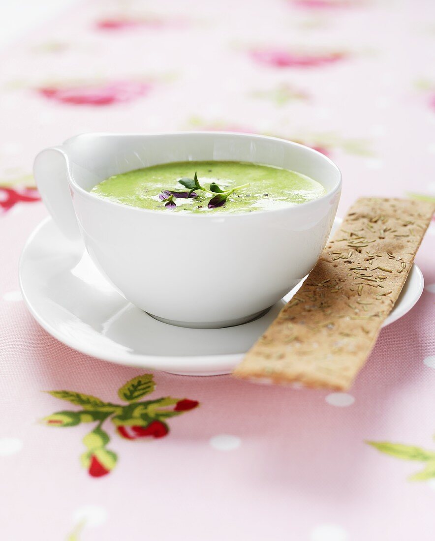 Pea soup with rosemary bread