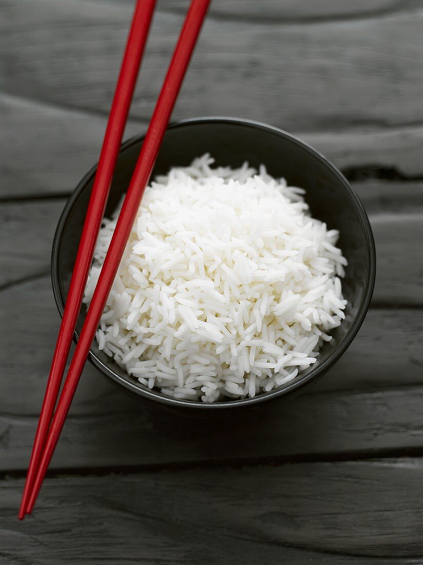 Eine Schale mit Reis und Essstäbchen