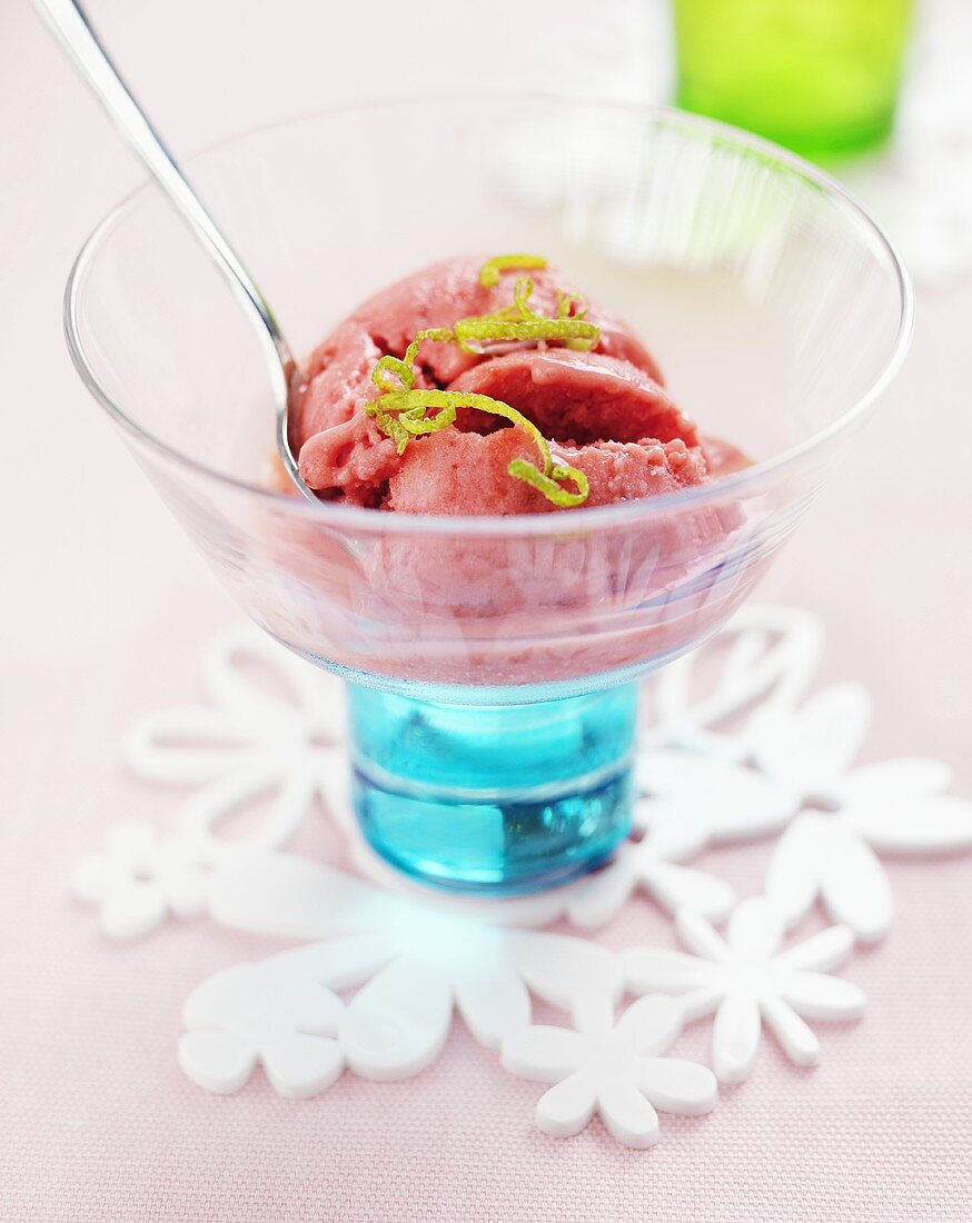 Himbeer-Limetten-Sorbet in einem Eisbecher