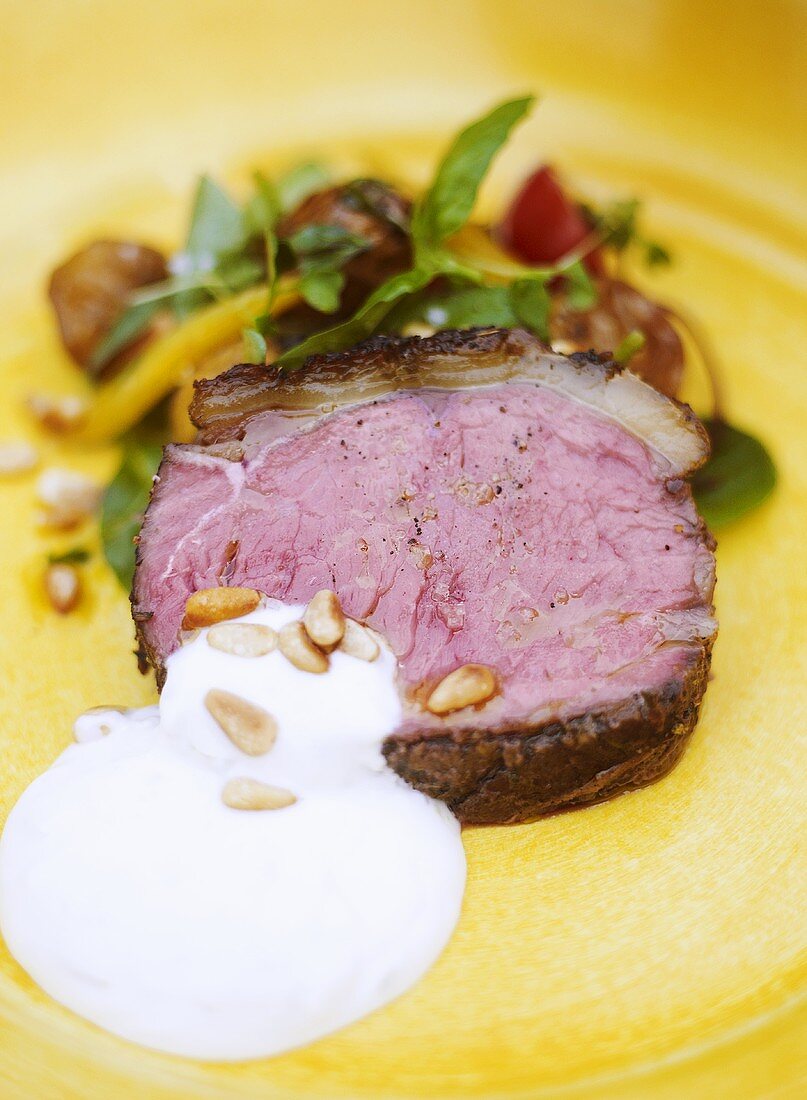 Gegrilltes Rindfleisch mit Joghurtsauce auf Salat