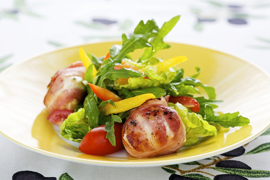 Fried pancetta-wrapped fresh goat's cheese with mixed salad