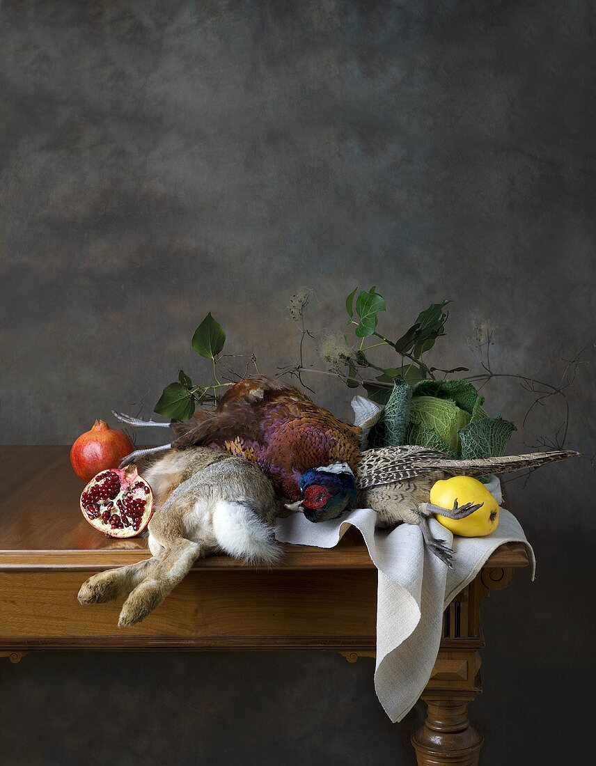 Herbstliches Jagdstillleben mit Wildtieren, Obst und Gemüse