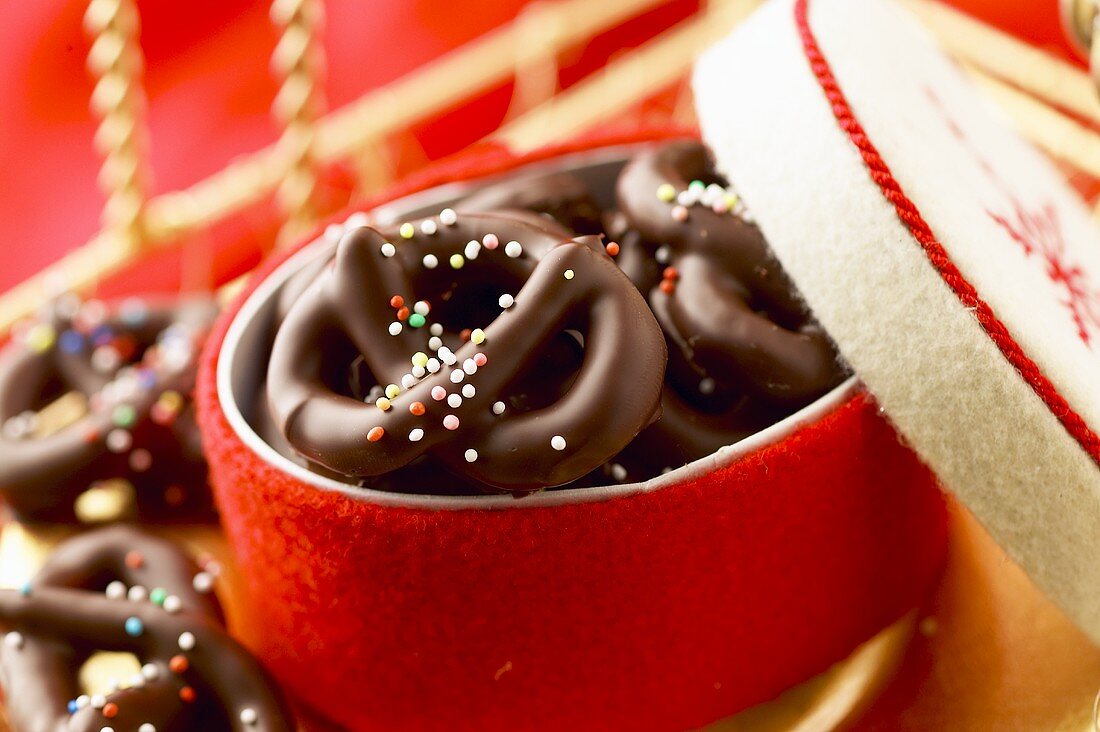 Brezeln mit Schokoladenglasur in weihnachtlicher Dose