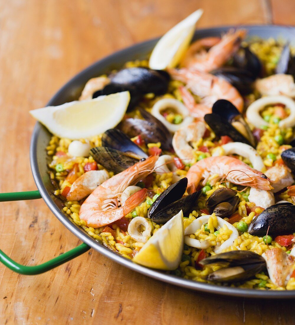 Paella mit Meeresfrüchten in einer Paella-Pfanne