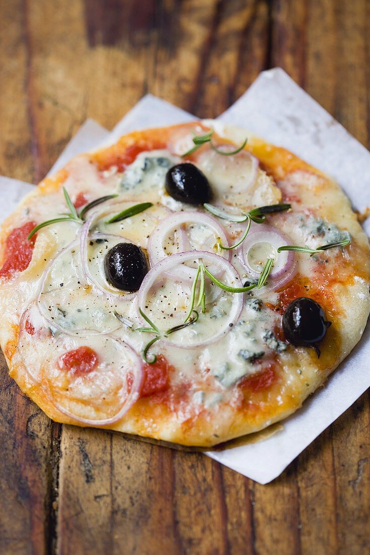 Pizza topped with Gorgonzola, onion, rosemary and olives