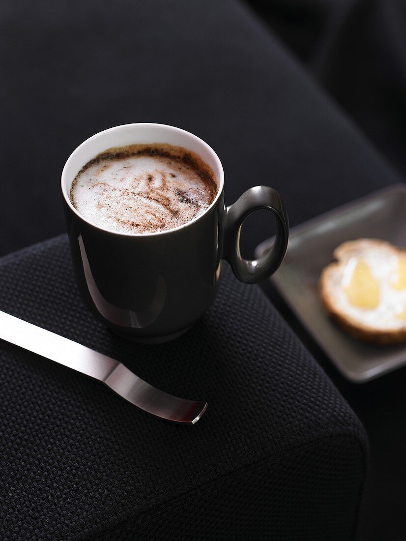 Eine Tasse Cappuccino mit Honigbrot