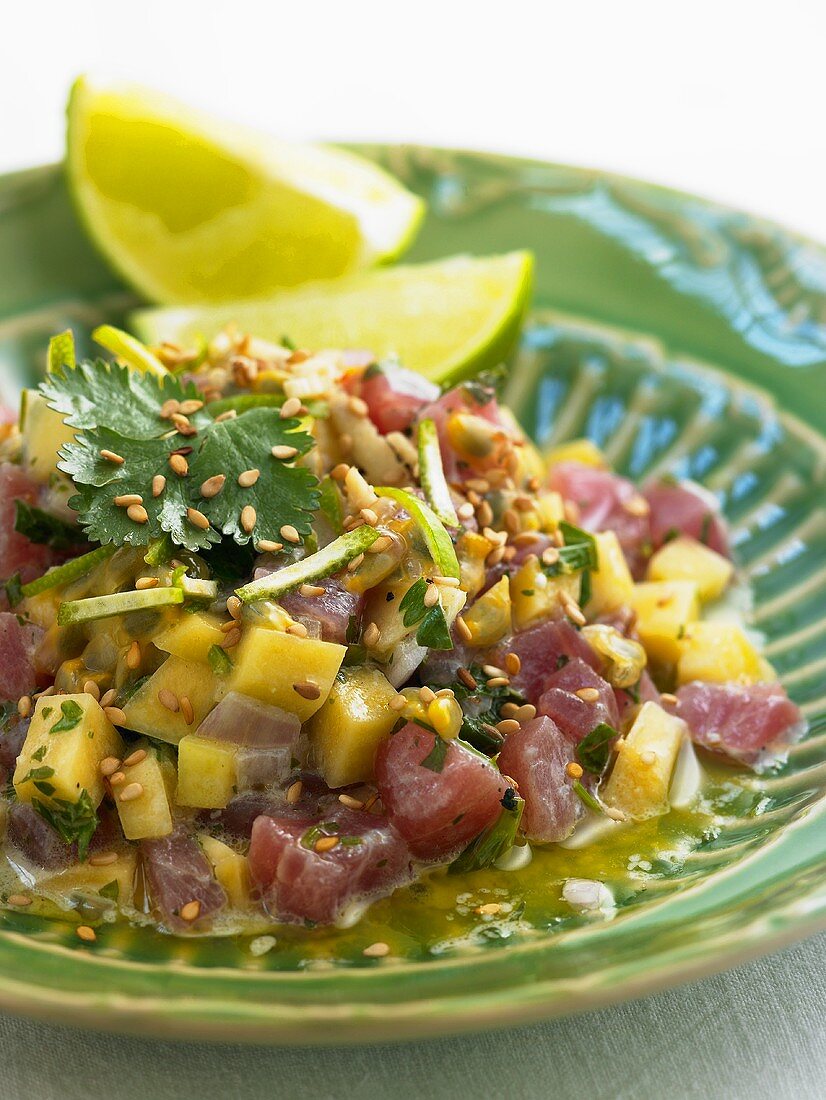 Thunfischtatar mit Mango, Koriander, Kokosmilch und Sesam