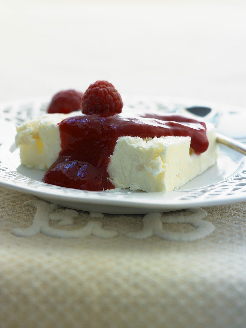 Meringue with raspberry puree