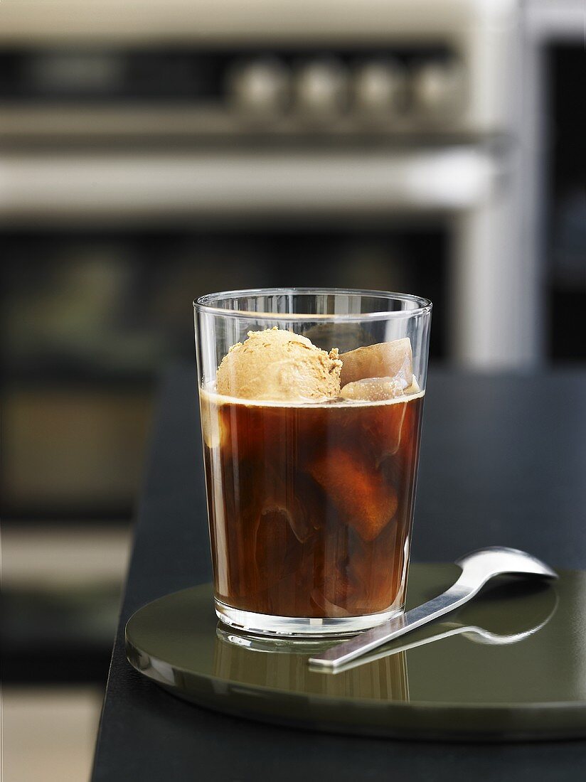 Ein Glas Eiskaffee mit Kaffeeeis und Kaffee-Eiswürfeln