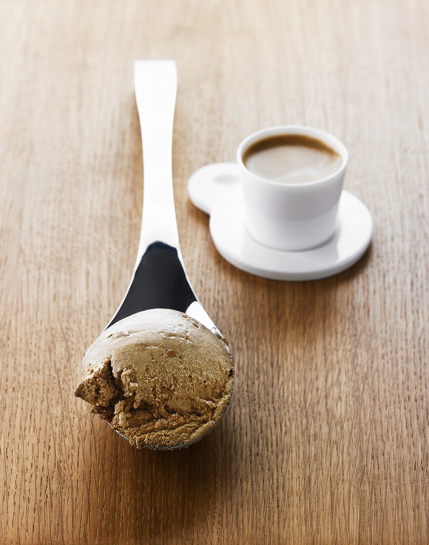 Kugel Spekulatius-Kaffee-Eis auf einem Löffel mit Espresso