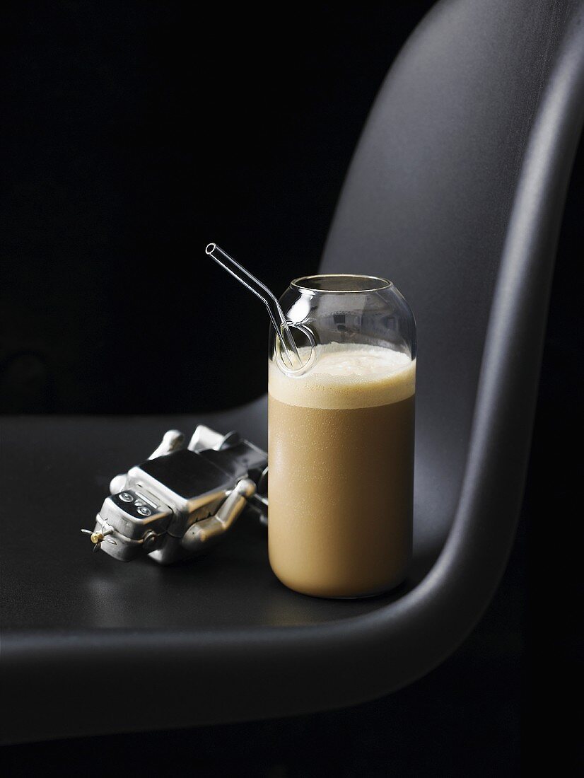 Kaffee-Milchshake in einem Glas mit Trinkhalm