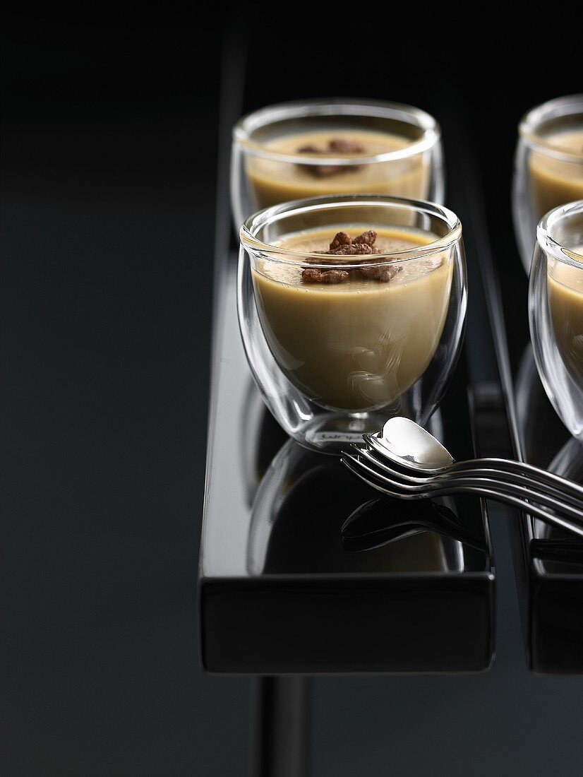 Kaffee-Panna Cotta in vier Gläsern