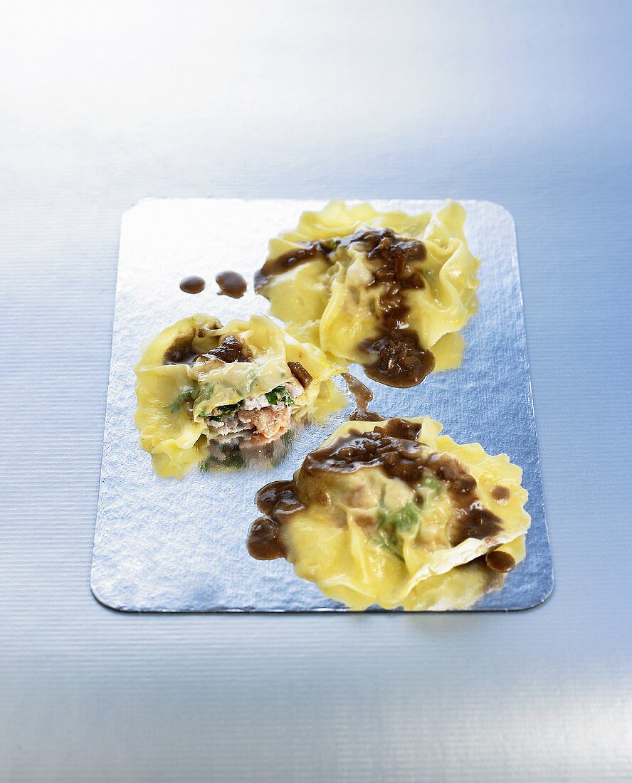 Drei Thunfisch-Ravioli mit Schalottensauce