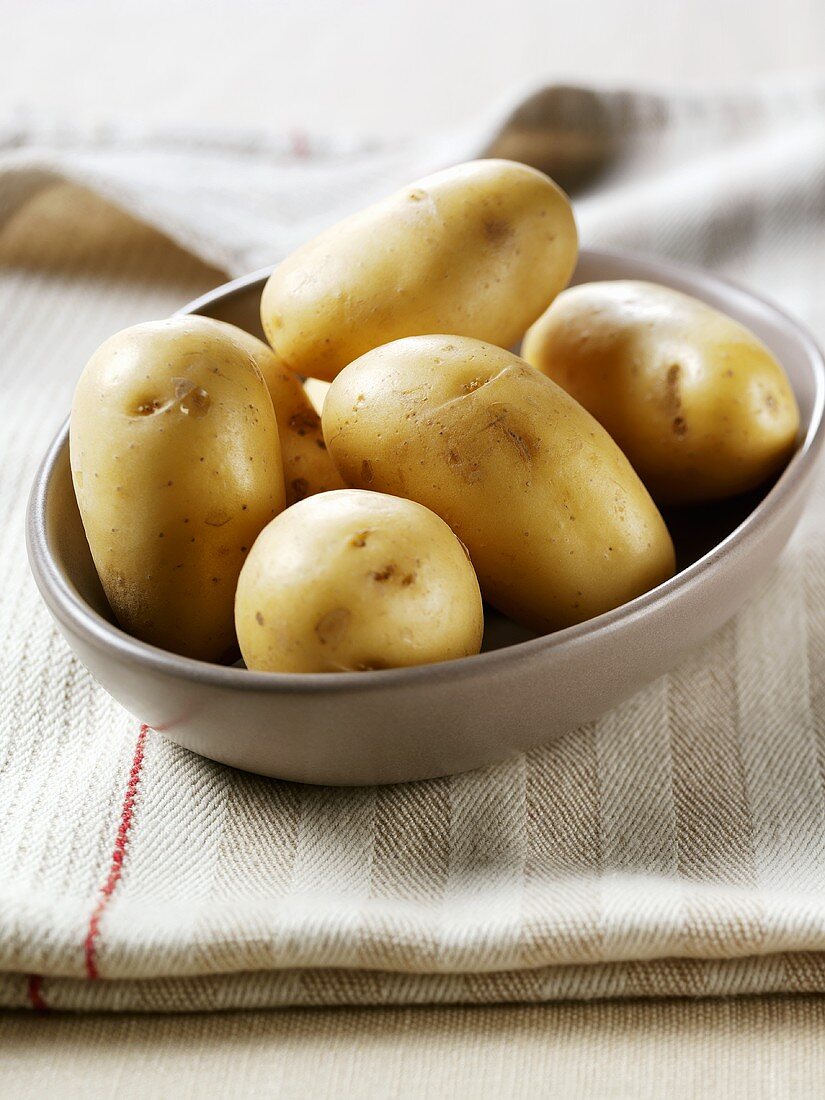 Eine Schale mit Kartoffeln auf einem Küchentuch