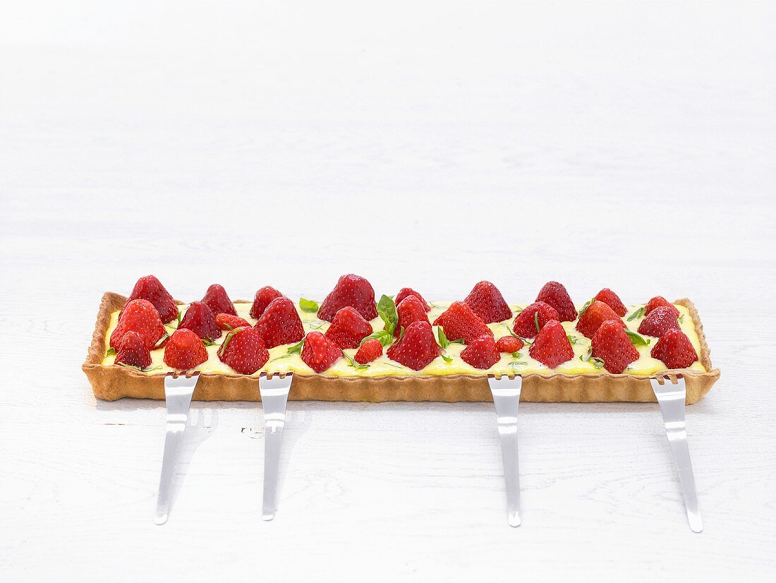 Rectangular strawberry tart with basil cream