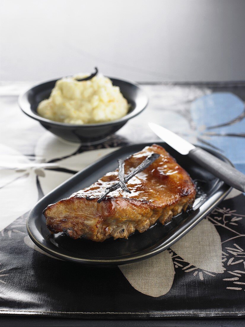 Honey-glazed pork ribs with vanilla mashed potato