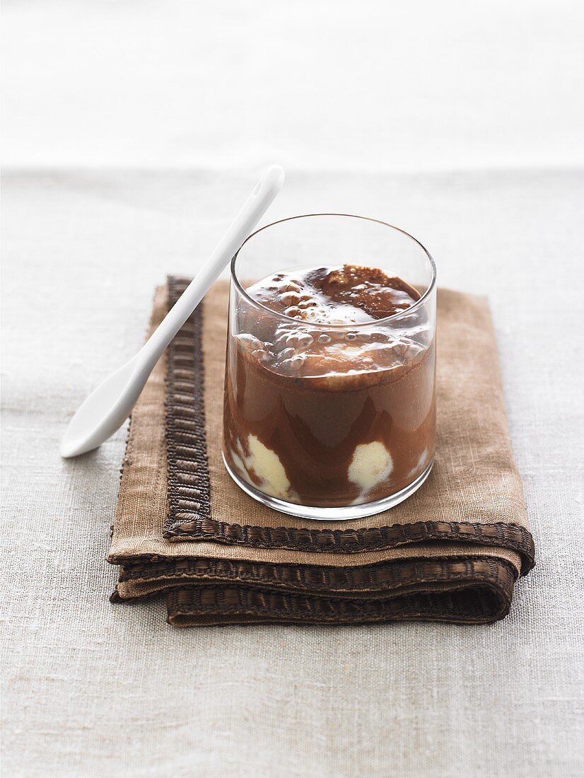 Vanilleeis im Glas mit warmer Schokosauce