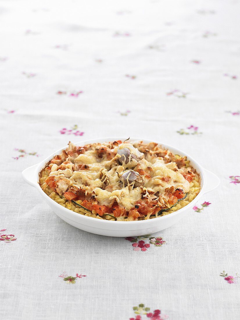 Wheat gratin with vegetables, garlic and cheese